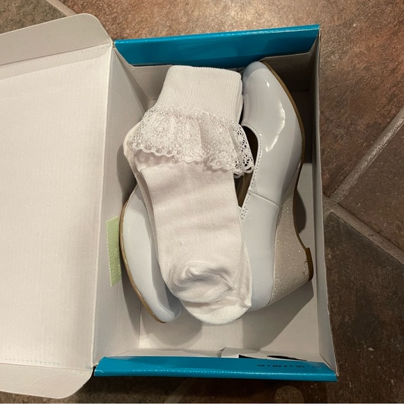 BUNDLE Girls white dress shoes with 2 pairs of socks and box - Picture 12 of 13